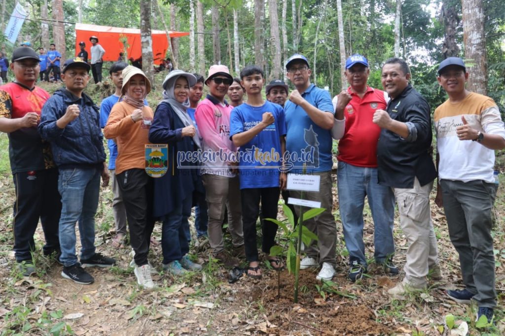 Jalur Hutan Pesisir dengan Festival Budaya Tahunan yang Meriah